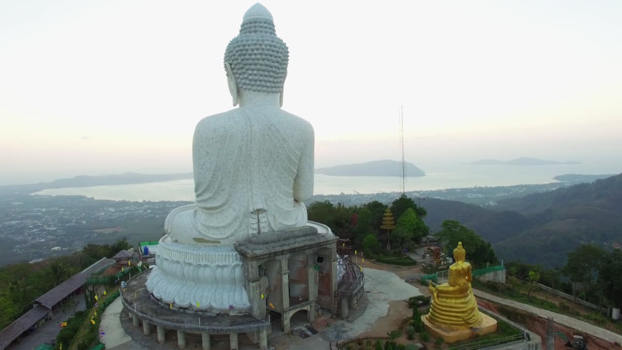 vista aérea del hermoso gran buda en la isla de phuket.