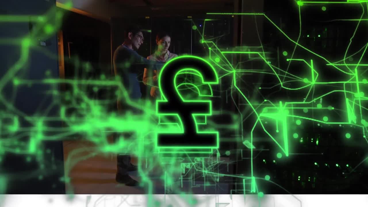 animación del procesamiento de datos y golpea a diversos trabajadores en la sala del servidor