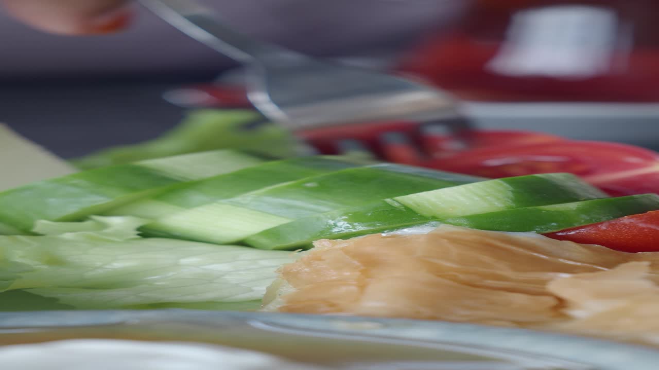 ensalada de desayuno con pepino, tomate y pan