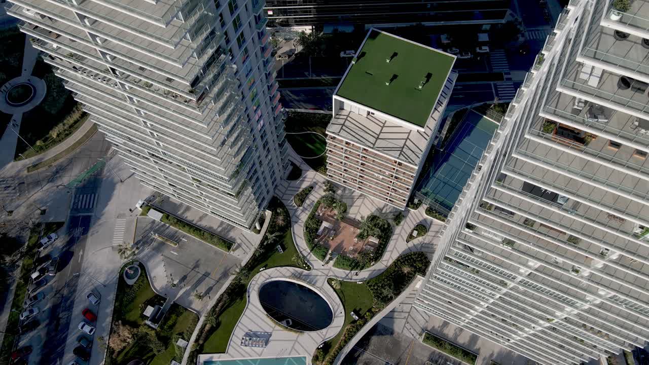 Filmagens de drone em descida perto de torres de apartamentos arranha-céus em Puerto Madero, Buenos Aires.