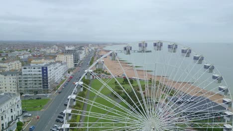 volando de cerca alrededor de la rueda gigante de eastbourne