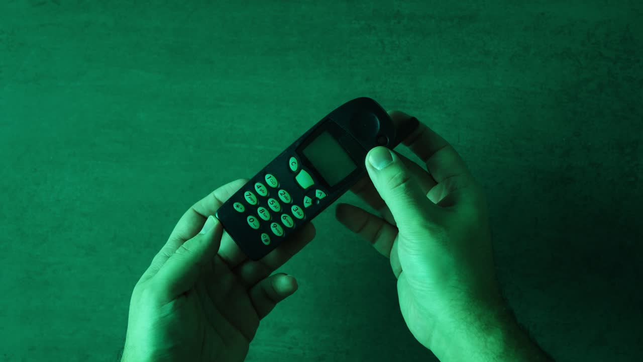 teléfono móvil vintage en las manos