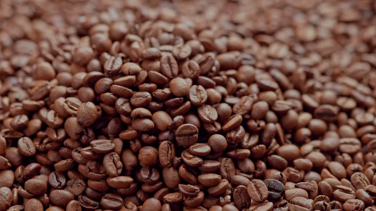 sfondo rotante a anello completo di un mucchio di chicchi di caffè arrostiti