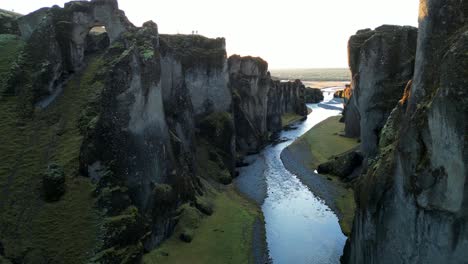 Drohnenansicht-Beim-Fliegen-In-Der-Atemberaubenden-Fjadrargljufur-Schlucht-In-Island