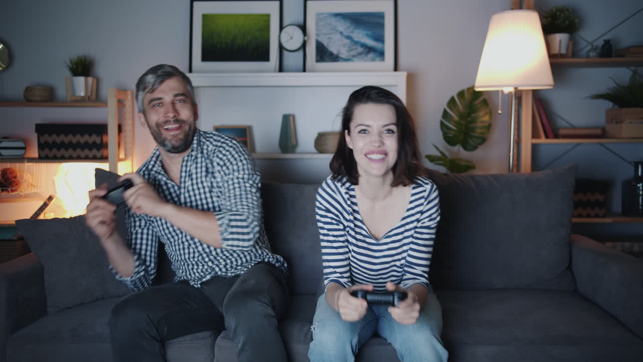 pareja jugando videojuegos en casa