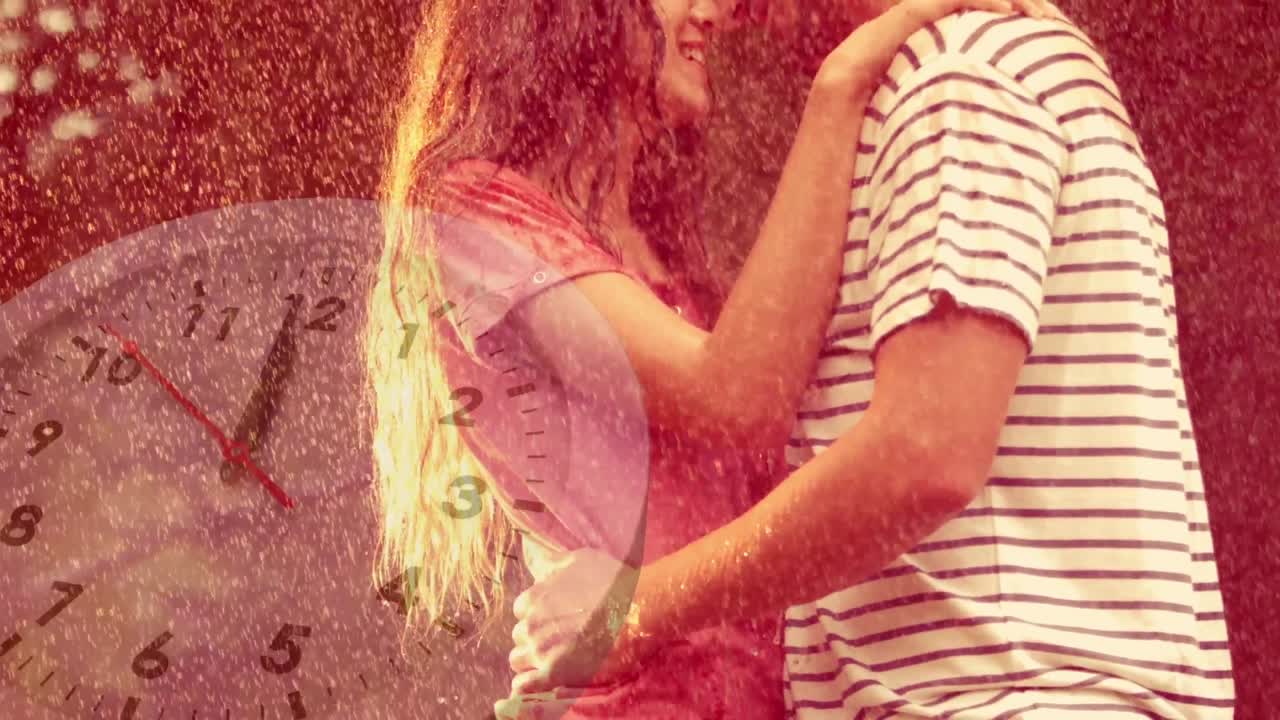 pareja de pie afuera bajo la lluvia