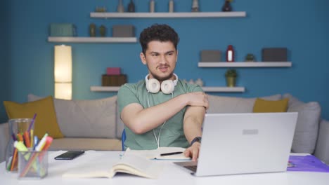 el estudiante masculino con dolor en las articulaciones está cansado y lento.