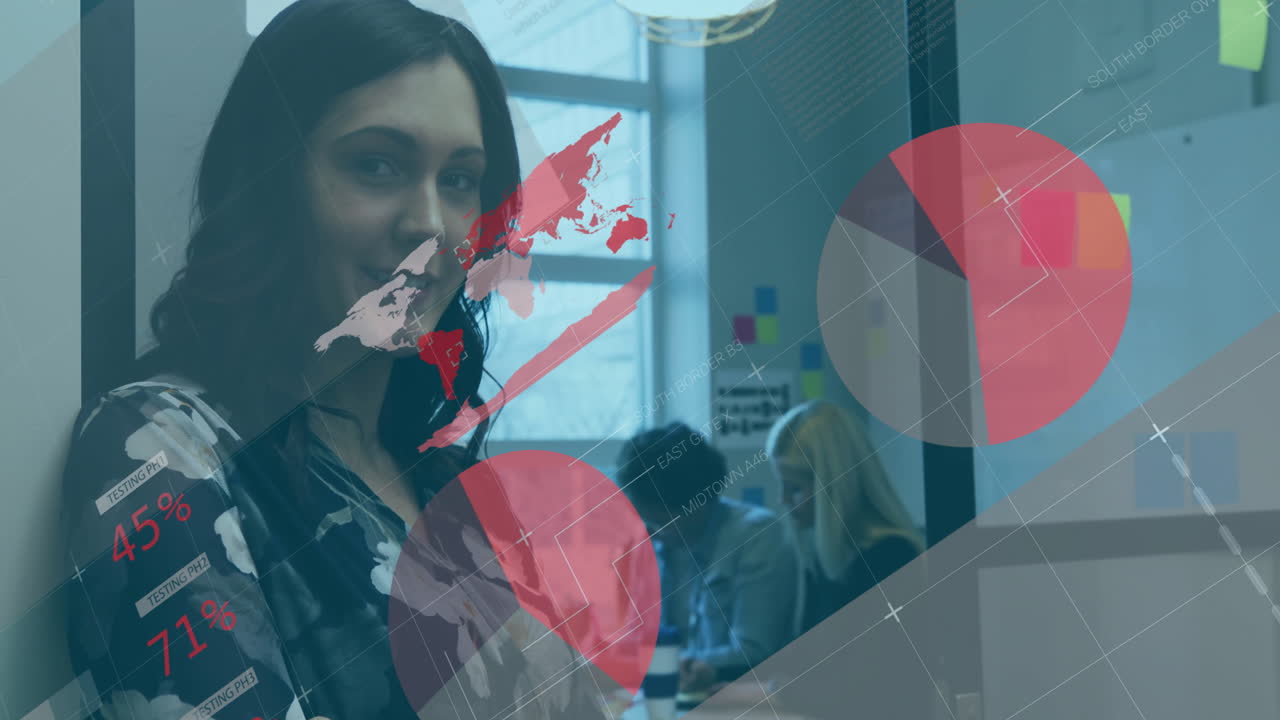 animación del procesamiento de datos financieros sobre una mujer de negocios biracial en la oficina