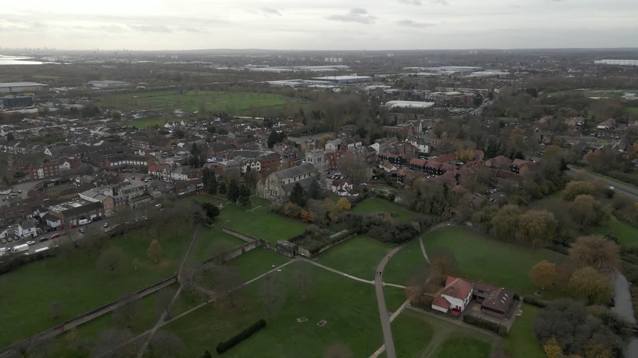 la ciudad y los jardines de la abadía de waltham en essex material de archivo aéreo 4k punto de vista alto