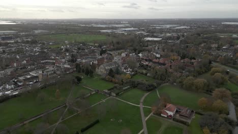 La-Ciudad-Y-Los-Jardines-De-La-Abadía-De-Waltham-En-Essex-Material-De-Archivo-Aéreo-4k-Punto-De-Vista-Alto