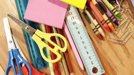 primer plano de varios artículos de papelería