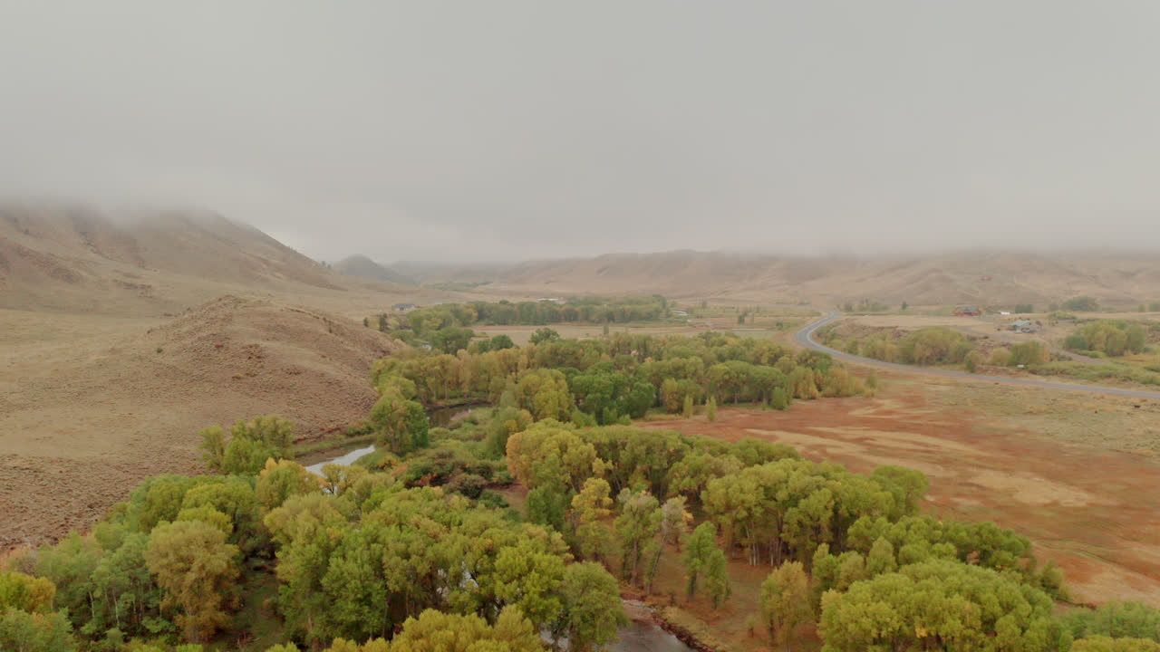 imágenes de drones del norte de colorado de colores de otoño en las montañas