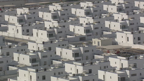 casas blancas similares construidas cerca del mar plano general