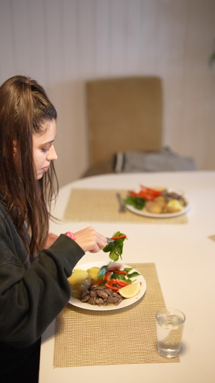 adolescente comiendo en casa.