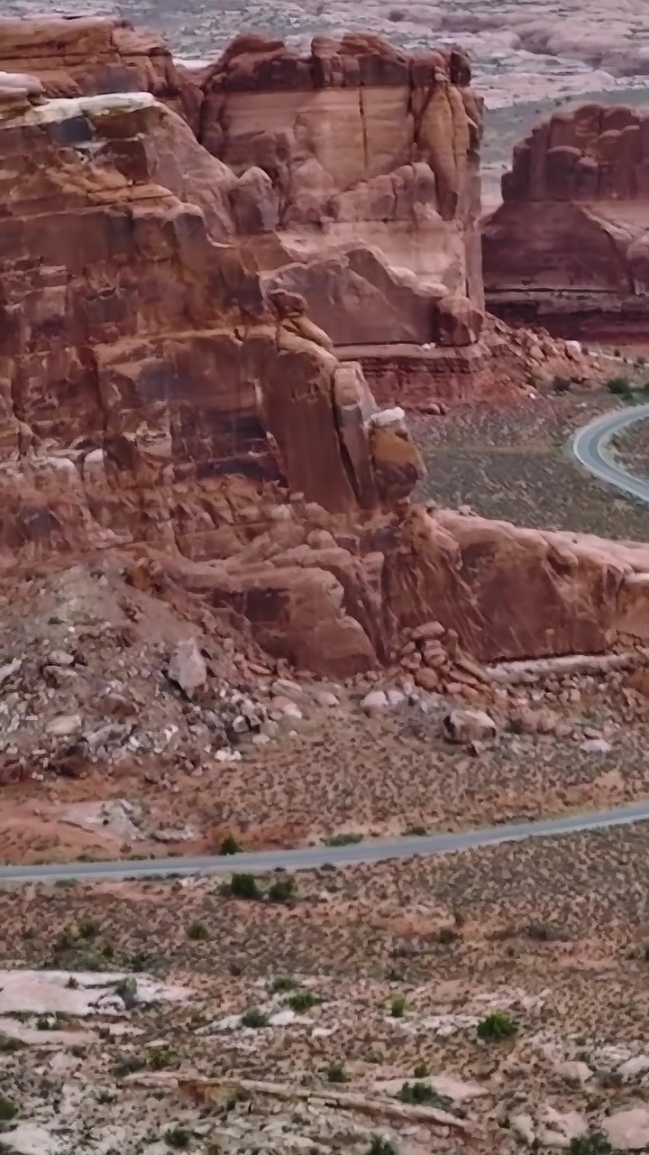 Esplorando il paesaggio della valle a Moab, nello Utah, sotto un cielo limpido