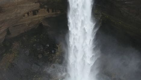 Eine-Luftdrohne-Schoss-Den-122-Meter-Hohen-Wasserfall-Háifoss-Im-Fluss-Fossá