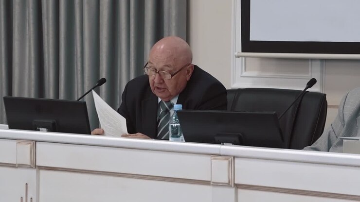 Il segretario scientifico legge il regolamento.