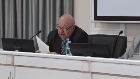 el secretario científico lee las regulaciones