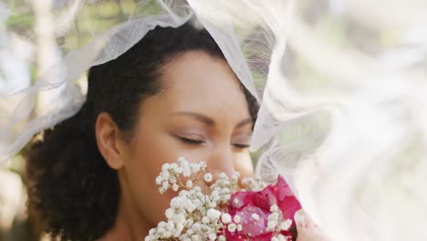 Feliz-Mujer-Afroamericana-Con-Flores-Vistiendo-Vestido-De-Novia