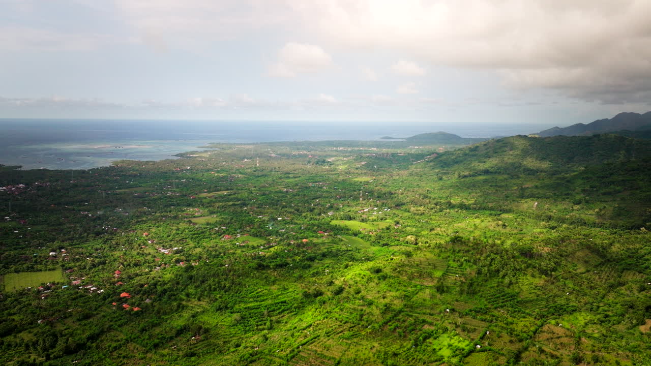 pan aérea a la izquierda sobre banyuwedang bali indonesia con impresionantes campos de arroz y casas dispersas