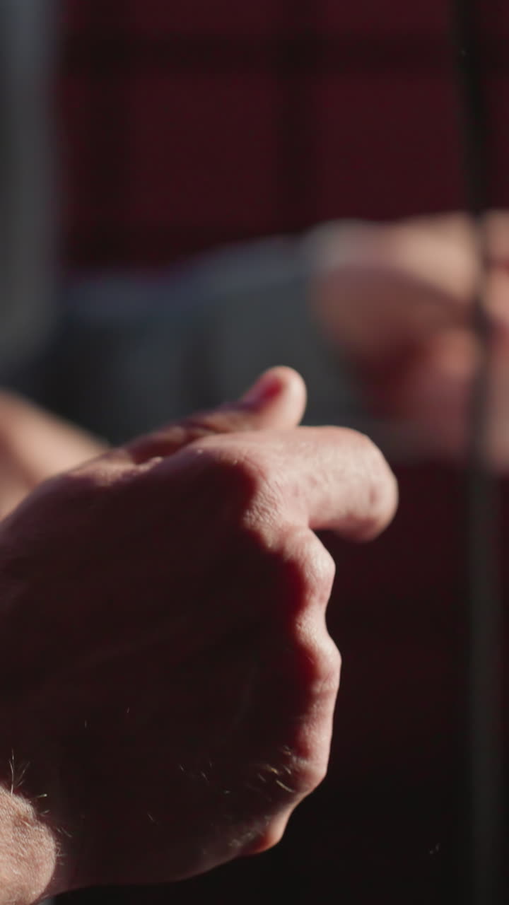 손가락을 리적으로 는 손의 클로즈업, 약간 흐릿한 배경으로, 제스처에 관련된 에너지와 움직임을 강조합니다.