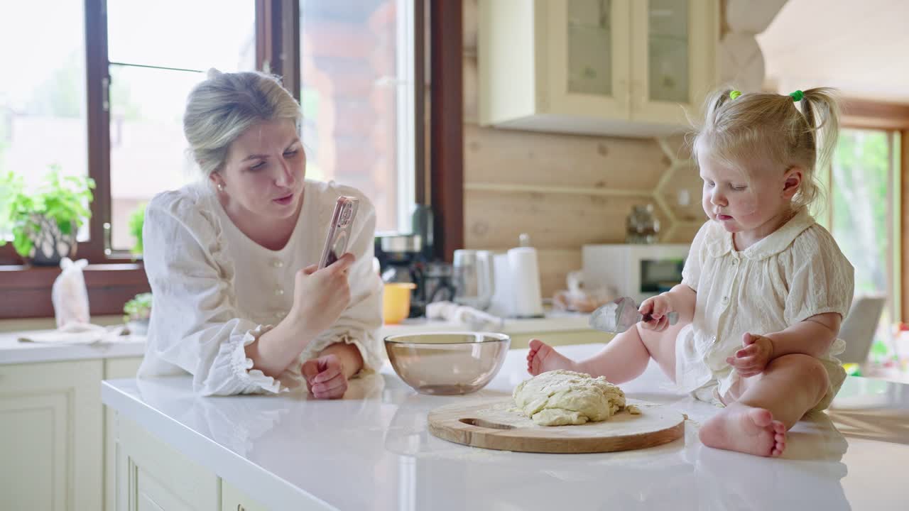 어머니 와 딸 이 함께 베이킹 하고 있다
