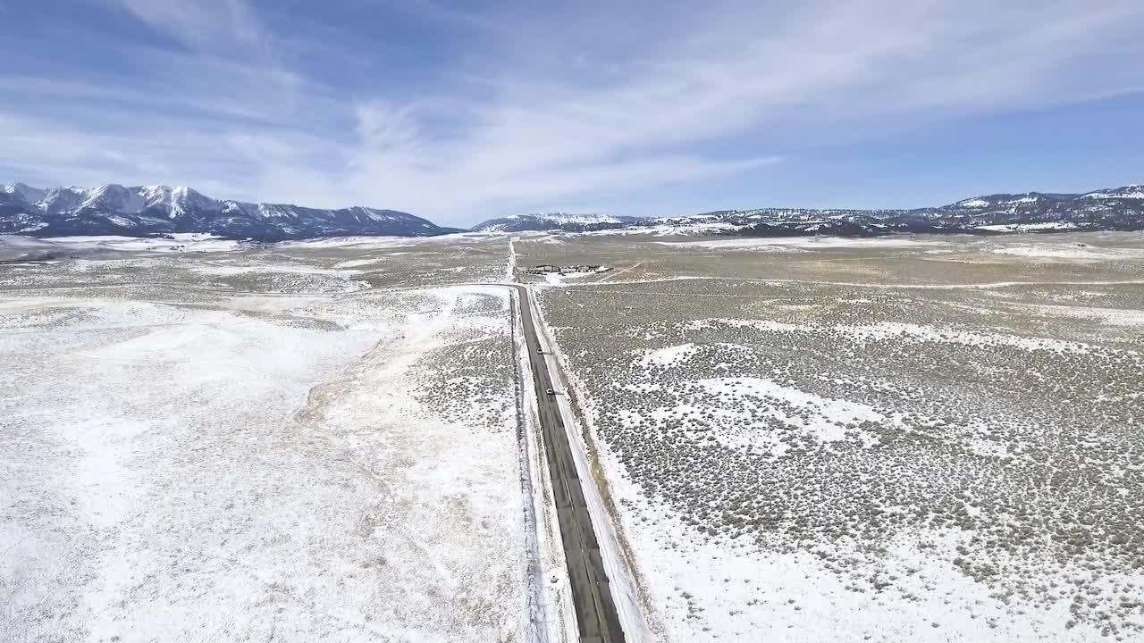 외로운 길을 보여주는 카메라가 올라옵니다.