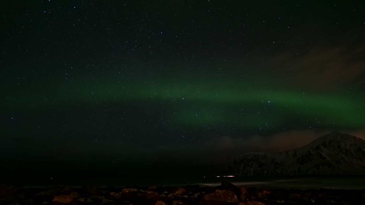 aurora boreal o aurora boreal sobre el mar en las islas lofoten en noruega