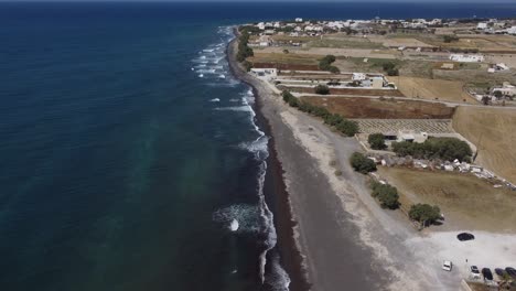 olas rompiendo en santorini. disparo en dji