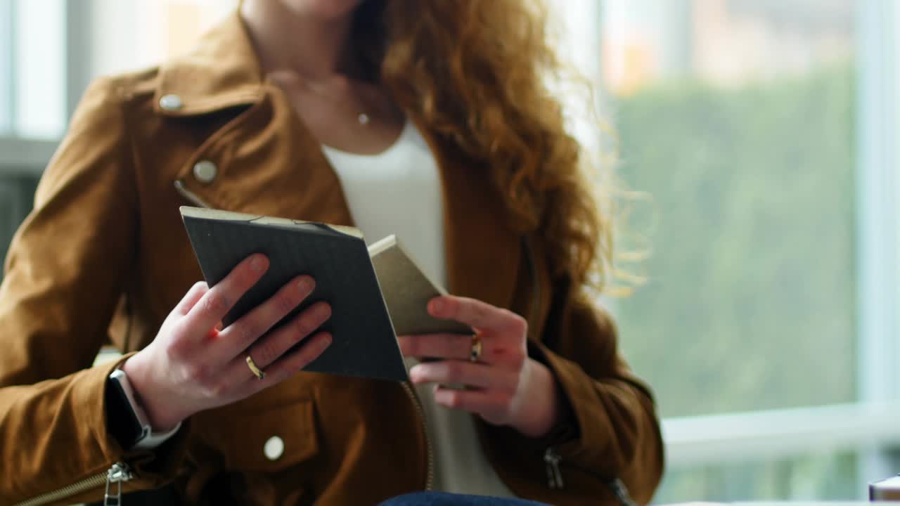 Kvinde holder tablet og telefon, hun trykker på telefonen, hvilket skaber tekniske diagrammer over torsoen, mens hun tjekker data