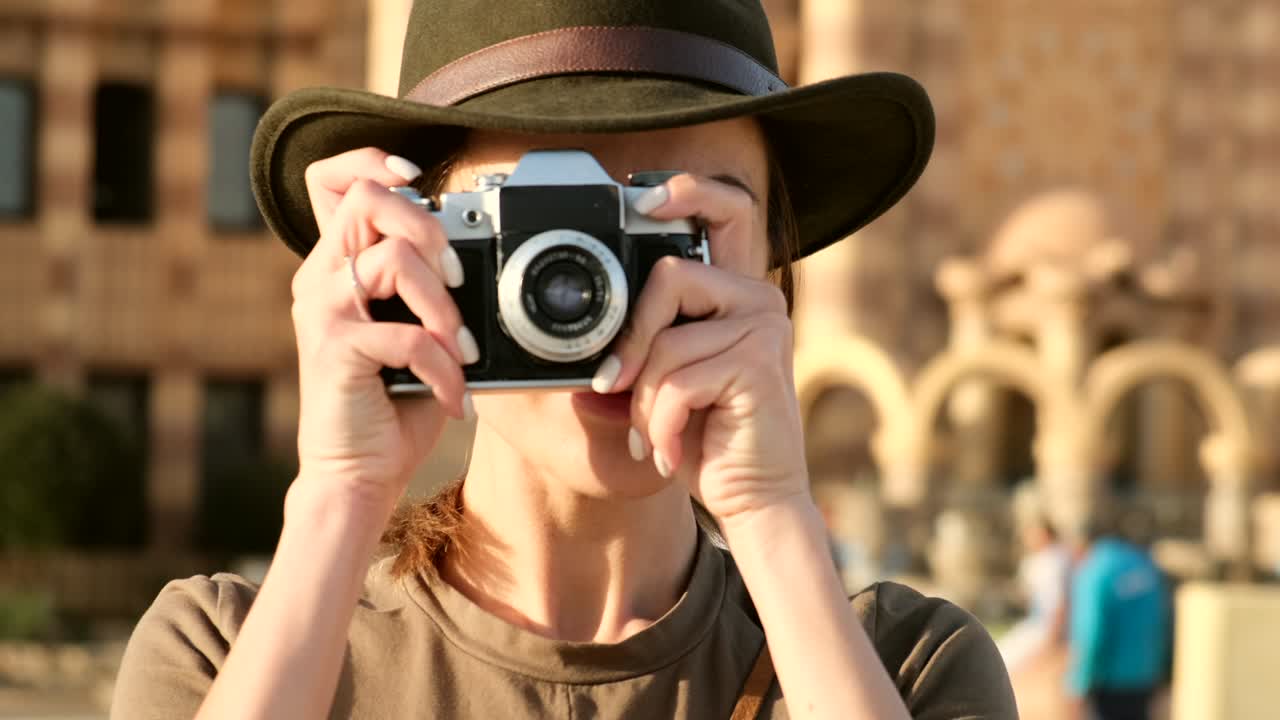 hermosa mujer mira a la cámara y toma una foto en el fondo de la mezquita