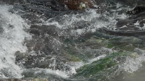 las olas del océano chocando contra las rocas