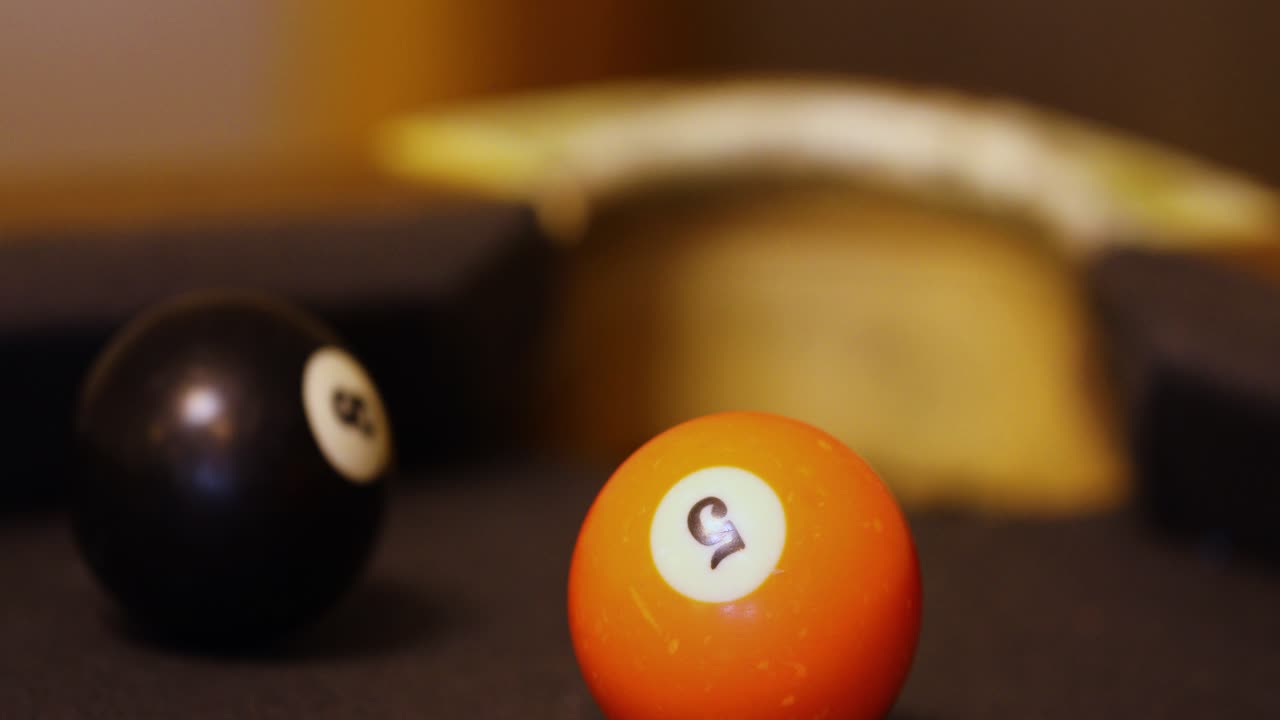 las bolas de billar entran en el bolsillo de la esquina de la mesa