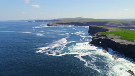 Volando-A-Lo-Largo-De-La-Costa-De-Los-Acantilados-De-Kilkee