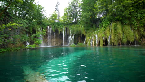 cascada en los lagos de plitvice, croacia.