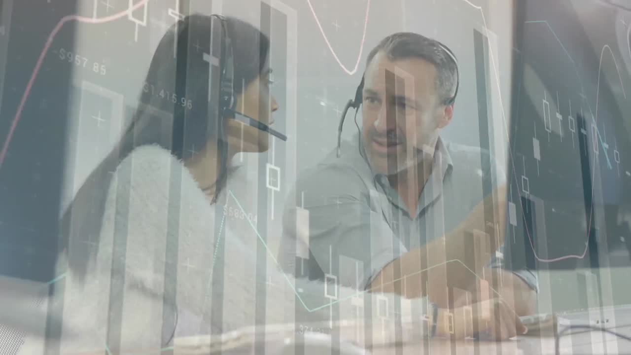 animación del procesamiento de datos sobre diversas personas de negocios que usan auriculares telefónicos en la oficina.