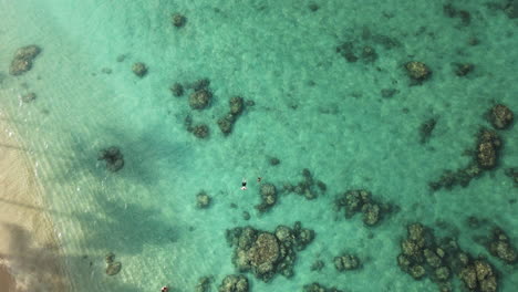 Vista-Aérea-De-La-Playa-De-Lanikai-Con-Agua-Clara-Durante-El-Verano-En-Kailua,-Hawaii