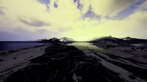 un horizonte sin fin sobre un paisaje sereno al amanecer junto al agua