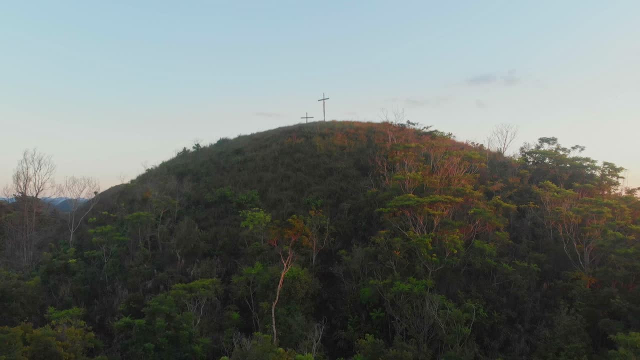 Vista aérea das famosas Colinas de Chocolate com cruz ao nascer do sol em Bohol, Filipinas