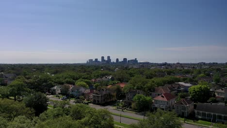 Zumbando-Hacia-La-Ciudad-De-Nueva-Orleans-Desde-Los-Suburbios