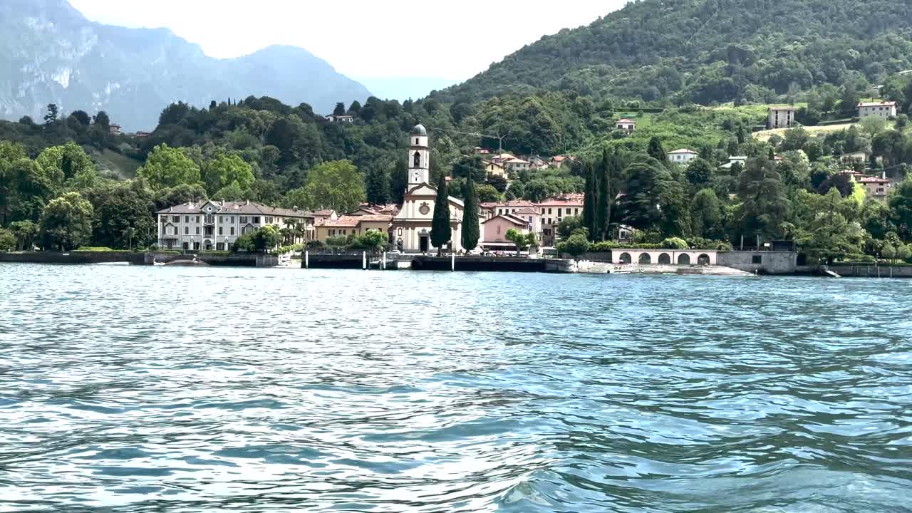 산 조반니에서 코모 호수에서 페리로 볼 수 있는 풍경