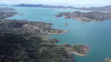 imágenes aéreas de las increíbles orillas del lago plastira en el centro de grecia | imágenes de drones en 4k