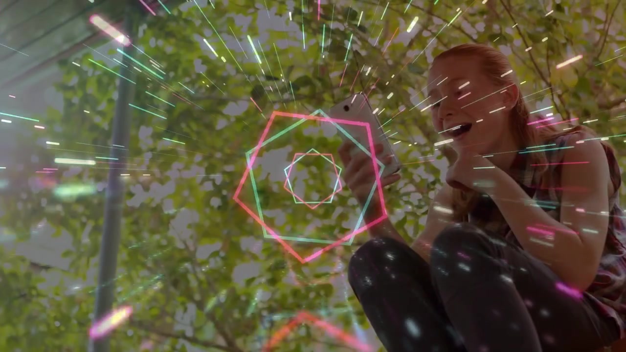 Ragazza accovacciata su una ringhiera che tocca il telefono e attiva un pentagono al neon che si intensifica per la tecnologia.