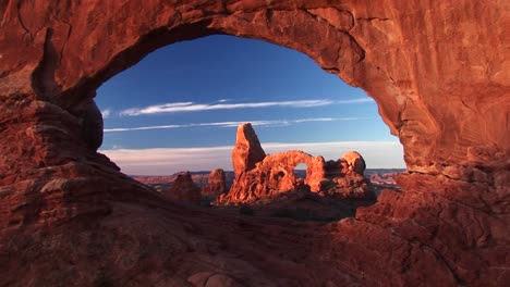 Mediumshot-Del-Arco-De-La-Torreta-A-Través-De-La-Ventana-Norte-Del-Parque-Nacional-Arches-De-Utah