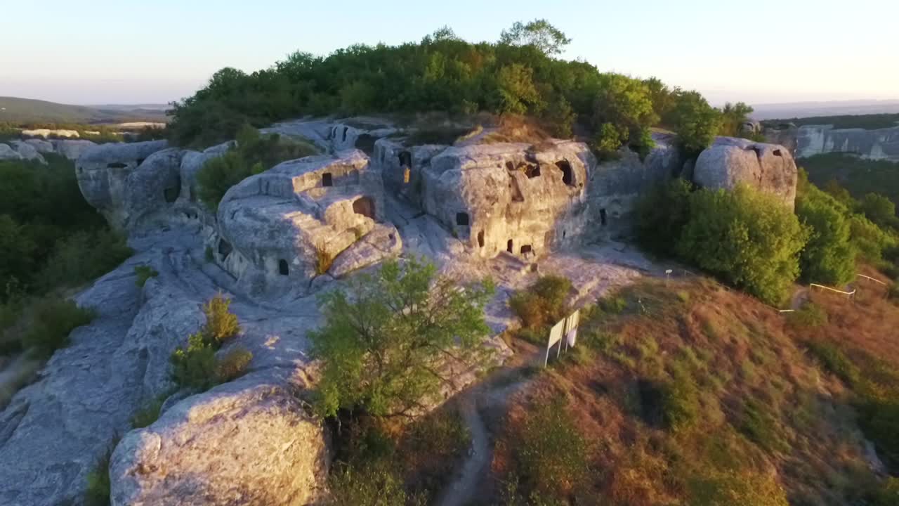 언덕 꼭대기 에 있는 동굴 거주지 들 의 공중 사진