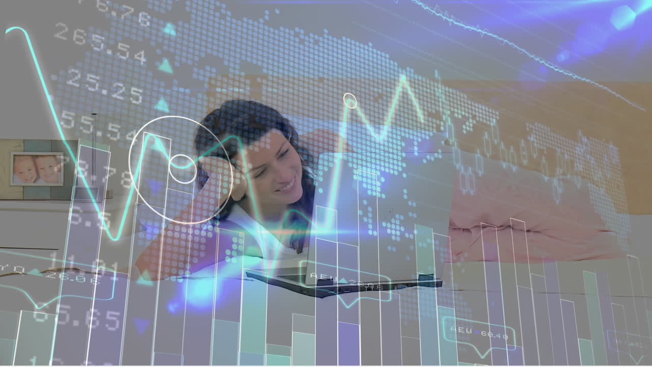 animación de procesamiento de datos sobre mujer caucásica mintiendo y usando portátil.
