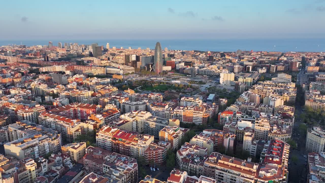 Solnedgang over Glories Tower i Barcelona, Catalonien, Spanien. Middelalderbygninger. Bycentrum. Barcelona i Catalonien, Spanien. Solnedgangsskyline. Solstråler.