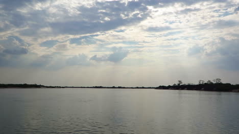 Una-Tormenta-De-Verano-Se-Acercó-Con-Lluvia-Y-Viento-En-El-Sur-De-Zambia-Vista-Desde-Un-Pequeño-Bote-En-El-Río-Zambezi-A-Lo-Largo-Del-Lado-Fronterizo-De-Namibia-Del-Río