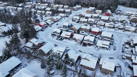 Drohnenaufnahme-Eines-Eichenhafenviertels-Auf-Whidbey-Island,-Das-Mit-Einer-Frischen-Schneedecke-Bedeckt-Ist