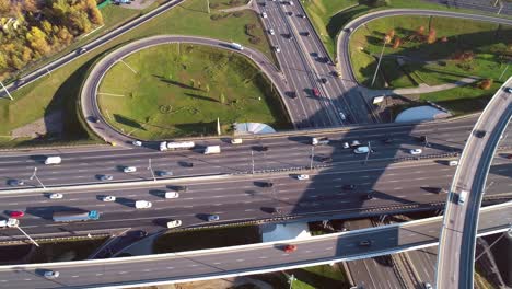 Vista-Aérea-De-Una-Intersección-De-Autopistas-Con-Senderos-De-Tráfico-En-Moscú.